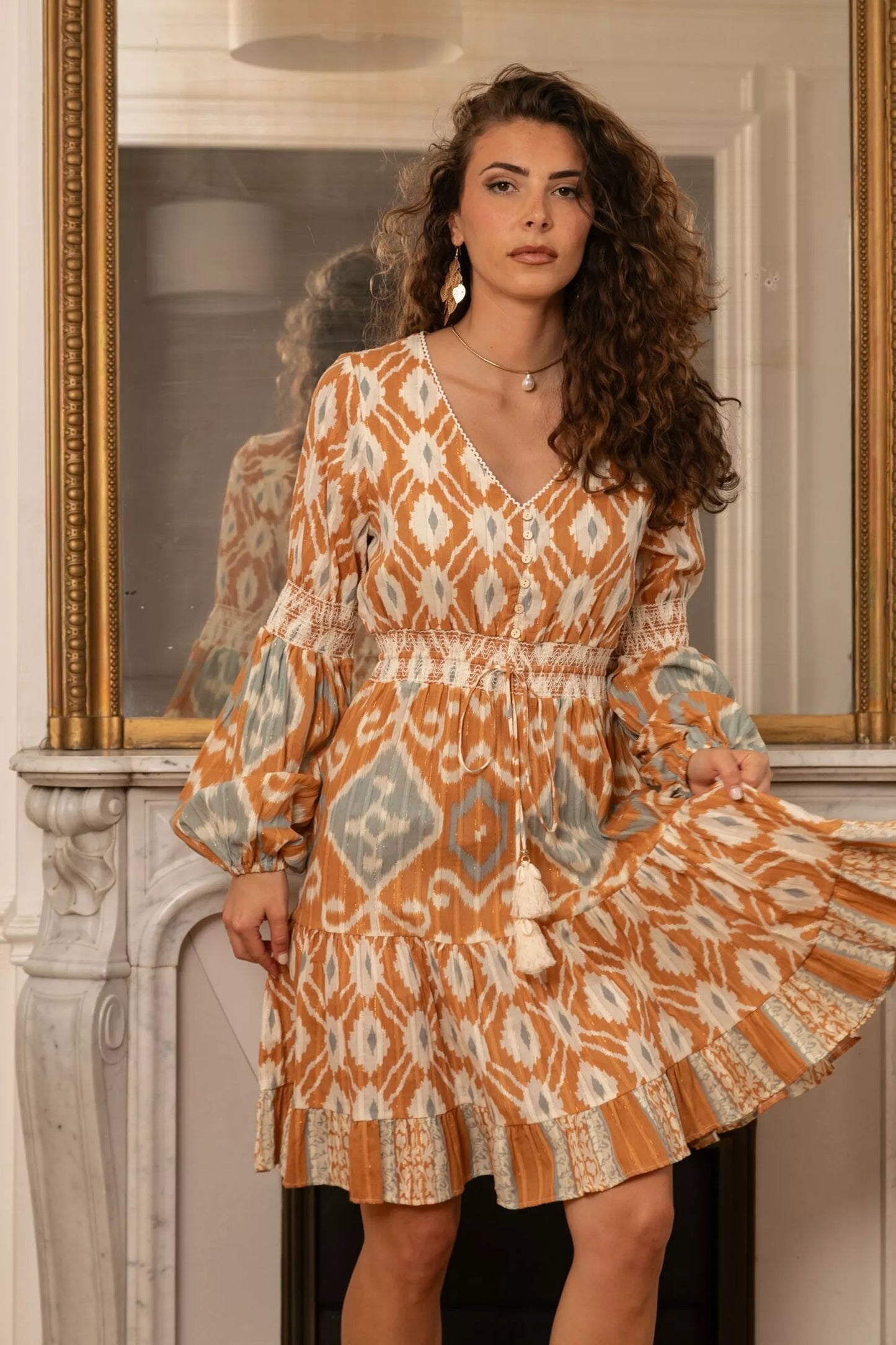 Robe mi-longue imprimée avec Lurex , coupe évasée avec galons