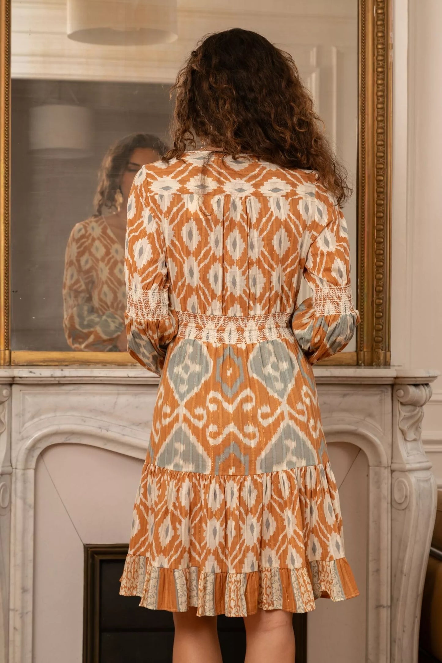 Robe mi-longue imprimée avec Lurex , coupe évasée avec galons
